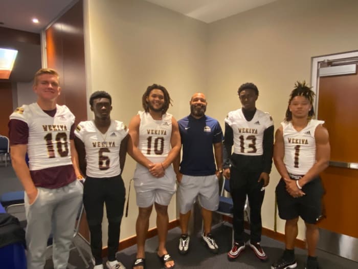 Sincere Edwards with Apopka (Fla.) Wekiva teammates and HC